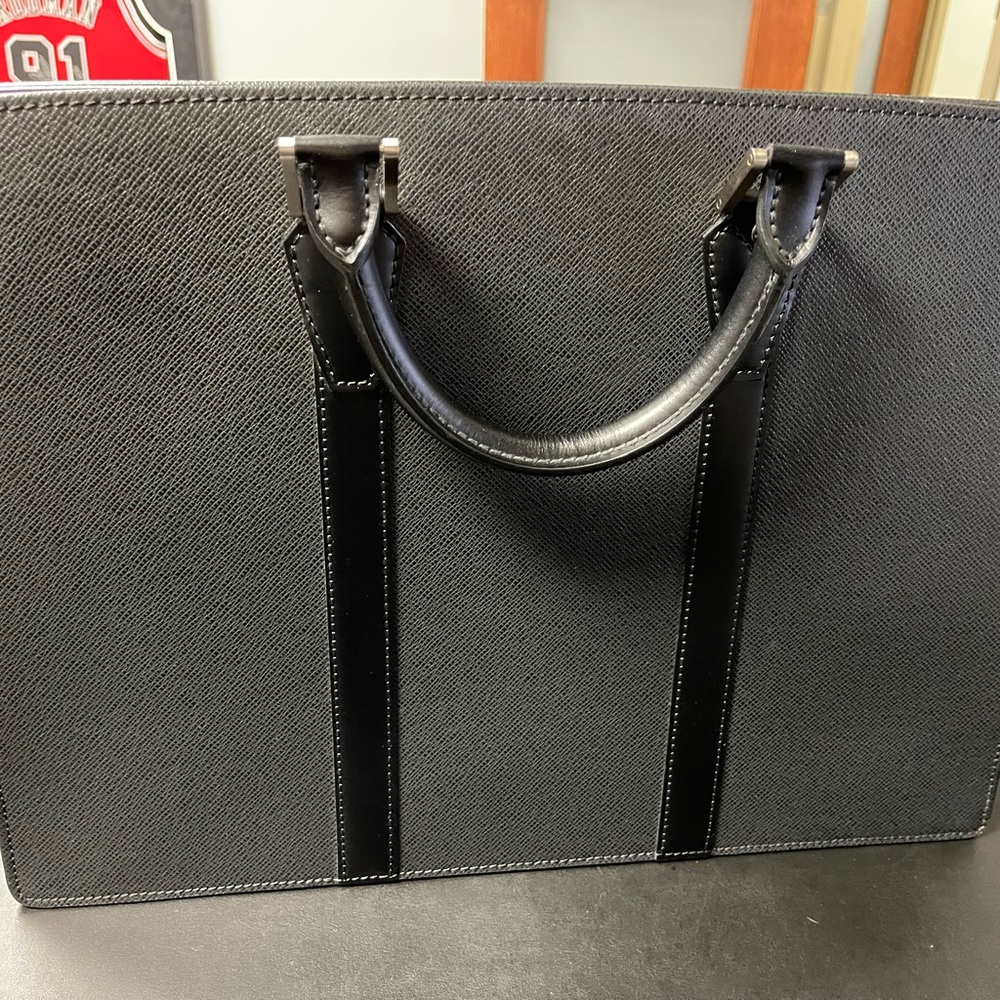 Louis Vuitton mens office bag. Slight Wear but in very good condition. - Picture 2 of 8